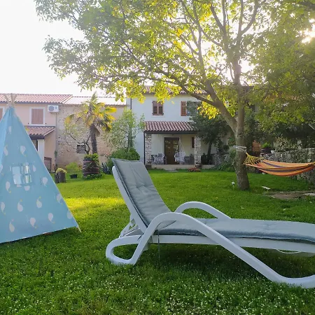 Apartman Parenzana, Little Row House With Big Yard In Istria *