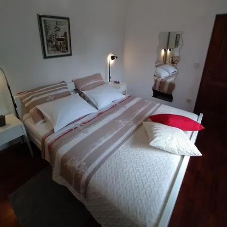 Apartman Parenzana, Little Row House With Big Yard In Istria *