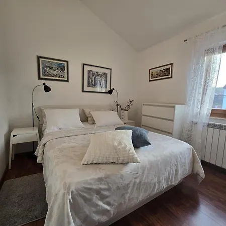 Parenzana, Little Row House With Big Yard In Istria *