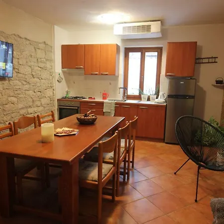 Parenzana, Little Row House With Big Yard In Istria