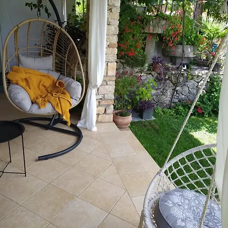 Parenzana, Little Row House With Big Yard In Istria *